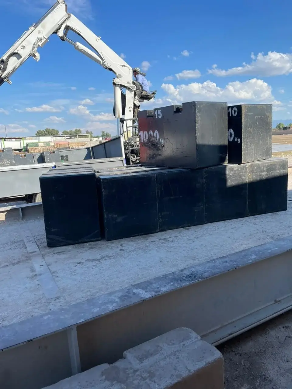Cargas patrón colocadas sobre una báscula de gran capacidad durante una inspección en campo